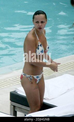 Exklusiv!! Christina Ricci verbringt einen Nachmittag am Pool in einem Hotel in Miami Beach. Die Schauspielerin verbrachte den Tag mit fünf Freundinnen, trank, rauchte, schwamm, Clowned herum und unterhielt sich mit hübschen Poolwärtern. 12/05 Stockfoto