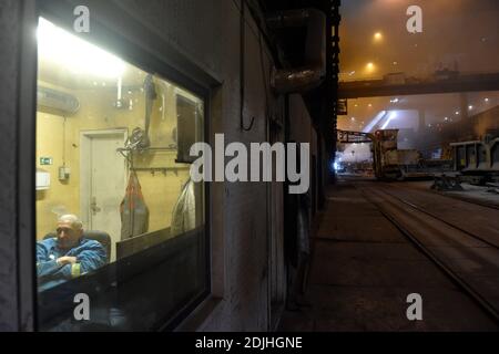 Ostrava, Tschechische Republik. Dezember 2020. Der Stahlhersteller Liberty Ostrava hat eine Ausschreibung für den Lieferanten von zwei neuen Hybridöfen gestartet, die bis 2023 seine vier Tandem-Öfen ersetzen und das Stahlwerk Ostrava bis 2030 klimaneutral machen sollen. Die neue Technologie wird die Partikel- und Kohlenstoffemissionen um 60 Prozent bzw. mehr als 50 Prozent reduzieren. Es ist das erste Projekt dieser Art in Europa. Das aktuelle Stahlwerk am 14. Dezember 2020, Foto. Kredit: Jaroslav Ozana/CTK Foto/Alamy Live Nachrichten Stockfoto