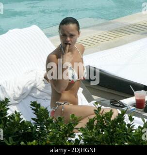 Exklusiv!! Christina Ricci verbringt einen Nachmittag am Pool in einem Hotel in Miami Beach. Die Schauspielerin verbrachte den Tag mit fünf Freundinnen, trank, rauchte, schwamm, Clowned herum und unterhielt sich mit hübschen Poolwärtern. 12/05 Stockfoto