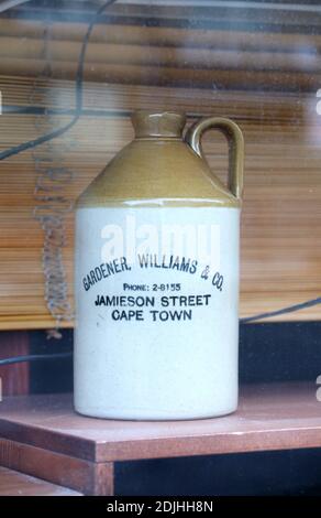 Steinzeug flagon in einem Pub-Fenster Stockfoto