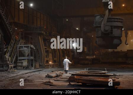 Ostrava, Tschechische Republik. Dezember 2020. Der Stahlhersteller Liberty Ostrava hat eine Ausschreibung für den Lieferanten von zwei neuen Hybridöfen gestartet, die bis 2023 seine vier Tandem-Öfen ersetzen und das Stahlwerk Ostrava bis 2030 klimaneutral machen sollen. Die neue Technologie wird die Partikel- und Kohlenstoffemissionen um 60 Prozent bzw. mehr als 50 Prozent reduzieren. Es ist das erste Projekt dieser Art in Europa. Das aktuelle Stahlwerk am 14. Dezember 2020, Foto. Kredit: Jaroslav Ozana/CTK Foto/Alamy Live Nachrichten Stockfoto