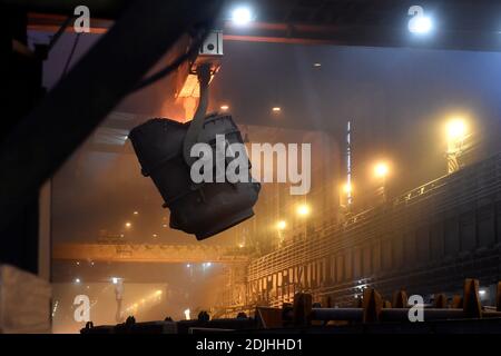 Ostrava, Tschechische Republik. Dezember 2020. Der Stahlhersteller Liberty Ostrava hat eine Ausschreibung für den Lieferanten von zwei neuen Hybridöfen gestartet, die bis 2023 seine vier Tandem-Öfen ersetzen und das Stahlwerk Ostrava bis 2030 klimaneutral machen sollen. Die neue Technologie wird die Partikel- und Kohlenstoffemissionen um 60 Prozent bzw. mehr als 50 Prozent reduzieren. Es ist das erste Projekt dieser Art in Europa. Das aktuelle Stahlwerk am 14. Dezember 2020, Foto. Kredit: Jaroslav Ozana/CTK Foto/Alamy Live Nachrichten Stockfoto