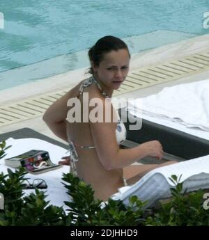 Exklusiv!! Christina Ricci verbringt einen Nachmittag am Pool in einem Hotel in Miami Beach. Die Schauspielerin verbrachte den Tag mit fünf Freundinnen, trank, rauchte, schwamm, Clowned herum und unterhielt sich mit hübschen Poolwärtern. 12/05 Stockfoto