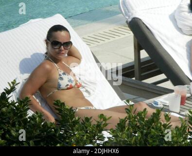 Exklusiv!! Christina Ricci verbringt einen Nachmittag am Pool in einem Hotel in Miami Beach. Die Schauspielerin verbrachte den Tag mit fünf Freundinnen, trank, rauchte, schwamm, Clowned herum und unterhielt sich mit hübschen Poolwärtern. 12/05 Stockfoto