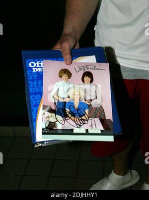 Exklusiv!! Oscar-Preisträgerin Jane Fonda (68) kommt mit ihrem Hund Tulea am Miami Dade College auf dem Wolfson Campus an, um ihr meistverkauftes Buch "Mein Leben bisher" zu promoten. Offensichtlich war Tulea erleichtert, die erste verfügbare Palme zu sehen und in Abwesenheit eines pooper scooper Fonda entfernte den Beweis mit einem weißen Taschentuch. Miami, Florida. 22/06 Stockfoto