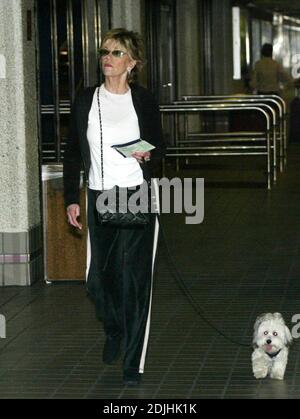 Exklusiv!! Oscar-Preisträgerin Jane Fonda (68) kommt mit ihrem Hund Tulea am Miami Dade College auf dem Wolfson Campus an, um ihr meistverkauftes Buch "Mein Leben bisher" zu promoten. Offensichtlich war Tulea erleichtert, die erste verfügbare Palme zu sehen und in Abwesenheit eines pooper scooper Fonda entfernte den Beweis mit einem weißen Taschentuch. Miami, Florida. 22/06 Stockfoto