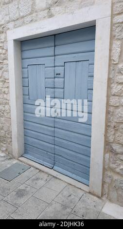 Blick auf ein altes blaues Tor in einem alten Stein Wand Stockfoto