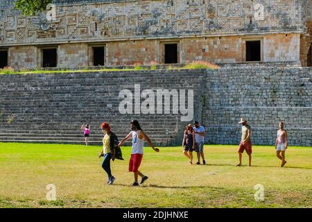 Touristen mit Gesichtsmasken besuchen Uxmal Maya Ruinen in Yucatan Mexiko während der Covid-19 Pandemie, Dezember 2020. Stockfoto