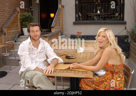 Exklusiv!! Tori Spelling und Dean McDermott bei einem Abendessen im Carens in Torontos Yorkville, Juni 19 2006. Stockfoto