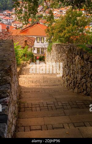 Ohrid, Nord-Mazedonien, Blick auf die Straße in der Altstadt mit traditionellen Häusern Stockfoto