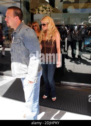 Jessica Simpson hat zusammen mit einem Freund und Bodyguard bei Mr Chow in Beverly Hills ein Mittagessen erhalten. Simpson sah angespannt aus, als sie in ihrer Limousine wegraste. 21/06 Stockfoto