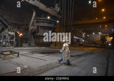 Ostrava, Tschechische Republik. Dezember 2020. Der Stahlhersteller Liberty Ostrava hat eine Ausschreibung für den Lieferanten von zwei neuen Hybridöfen gestartet, die bis 2023 seine vier Tandem-Öfen ersetzen und das Stahlwerk Ostrava bis 2030 klimaneutral machen sollen. Die neue Technologie wird die Partikel- und Kohlenstoffemissionen um 60 Prozent bzw. mehr als 50 Prozent reduzieren. Es ist das erste Projekt dieser Art in Europa. Das aktuelle Stahlwerk am 14. Dezember 2020, Foto. Kredit: Jaroslav Ozana/CTK Foto/Alamy Live Nachrichten Stockfoto