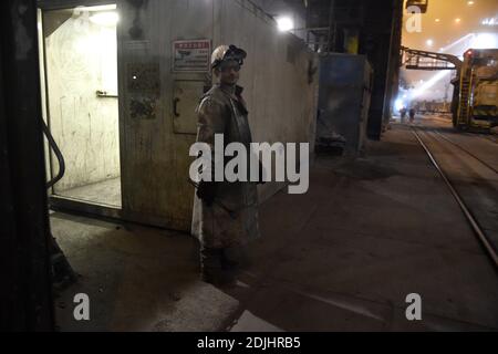 Ostrava, Tschechische Republik. Dezember 2020. Der Stahlhersteller Liberty Ostrava hat eine Ausschreibung für den Lieferanten von zwei neuen Hybridöfen gestartet, die bis 2023 seine vier Tandem-Öfen ersetzen und das Stahlwerk Ostrava bis 2030 klimaneutral machen sollen. Die neue Technologie wird die Partikel- und Kohlenstoffemissionen um 60 Prozent bzw. mehr als 50 Prozent reduzieren. Es ist das erste Projekt dieser Art in Europa. Das aktuelle Stahlwerk am 14. Dezember 2020, Foto. Kredit: Jaroslav Ozana/CTK Foto/Alamy Live Nachrichten Stockfoto