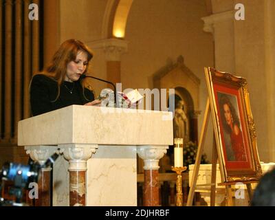 Gedenkgottesdienst für den lateinischen Sänger Rocio Jurado in der Kirche St. Patrick, Miami Beach, FL. Emilio und Gloria Estefan, verschiedene Freunde und Familie, und ihr verwitweter Ehemann Jose Ortega Cano, der einmal offen weinte, waren anwesend. 17/06 Stockfoto