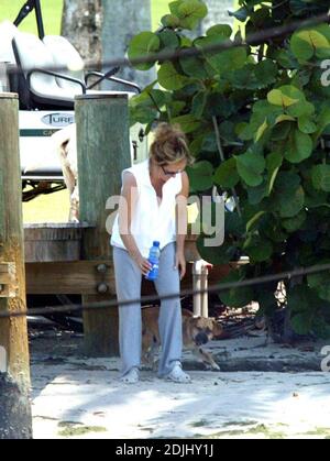 Exklusiv!! Laura Norman und eine Freundin spielen mit ihren Hunden, während sie auf einem von drei Booten arbeiten. Golflegende Greg Norman und Frau haben vor kurzem ihre Ehe beendet. Jupiter, Fl 05/18/06 Stockfoto