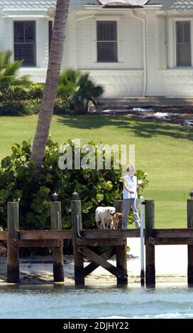 Exklusiv!! Laura Norman und eine Freundin spielen mit ihren Hunden, während sie auf einem von drei Booten arbeiten. Golflegende Greg Norman und Frau haben vor kurzem ihre Ehe beendet. Jupiter, Fl 05/18/06 Stockfoto