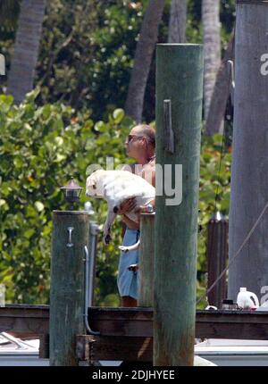 Exklusiv!! Laura Norman und eine Freundin spielen mit ihren Hunden, während sie auf einem von drei Booten arbeiten. Golflegende Greg Norman und Frau haben vor kurzem ihre Ehe beendet. Jupiter, Fl 05/18/06 Stockfoto