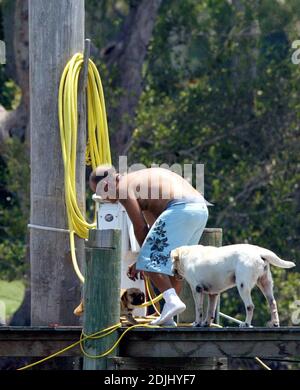 Exklusiv!! Laura Norman und eine Freundin spielen mit ihren Hunden, während sie auf einem von drei Booten arbeiten. Golflegende Greg Norman und Frau haben vor kurzem ihre Ehe beendet. Jupiter, Fl 05/18/06 Stockfoto