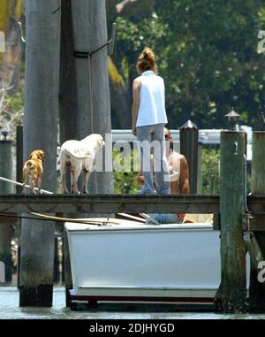 Exklusiv!! Laura Norman und eine Freundin spielen mit ihren Hunden, während sie auf einem von drei Booten arbeiten. Golflegende Greg Norman und Frau haben vor kurzem ihre Ehe beendet. Jupiter, Fl 05/18/06 Stockfoto