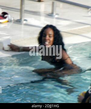 Exklusiv!! Kelly Rowland verbringt das Memorial Day Wochenende am Pool mit Freunden Beyonce und solange Knowles und Serena Williams, Miami Beach, FL 5/28/06 Stockfoto