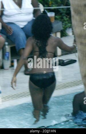 Exklusiv!! Kelly Rowland verbringt das Memorial Day Wochenende am Pool mit Freunden Beyonce und solange Knowles und Serena Williams, Miami Beach, FL 5/28/06 Stockfoto