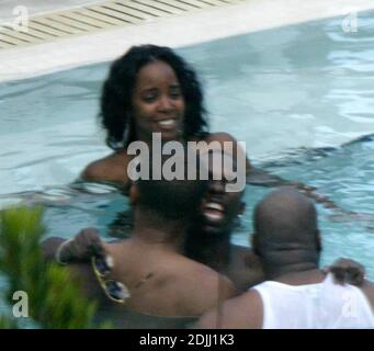 Exklusiv!! Kelly Rowland verbringt das Memorial Day Wochenende am Pool mit Freunden Beyonce und solange Knowles und Serena Williams, Miami Beach, FL 5/28/06 Stockfoto