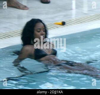 Exklusiv!! Kelly Rowland verbringt das Memorial Day Wochenende am Pool mit Freunden Beyonce und solange Knowles und Serena Williams, Miami Beach, FL 5/28/06 Stockfoto