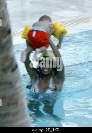 Exklusiv!! Solange Knowles verbringt Memorial Day Wochenende am Pool mit Sohn Daniel, Schwester Beyonce, Kelly Rowland und Serena Williams, Miami Beach, FL 5/28/06 [[Tag kas]] Stockfoto