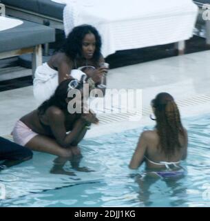 Exklusiv!! Kelly Rowland verbringt das Memorial Day Wochenende am Pool mit Freunden Beyonce und solange Knowles und Serena Williams, Miami Beach, FL 5/28/06 Stockfoto