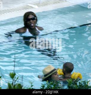 Exklusiv!! Serena Williams verbringt das Memorial Day Wochenende am Pool mit Freunden Beyonce und solange Knowles und Kelly Rowland. Der Tennisstar spielte mit solange's Sohn, hatte Cocktails und flirtete mit einigen der Jungs, Miami Beach, FL 5/28/06 [[Tag kas]] Stockfoto