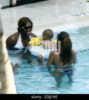 Exklusiv!! Serena Williams verbringt das Memorial Day Wochenende am Pool mit Freunden Beyonce und solange Knowles und Kelly Rowland. Der Tennisstar spielte mit solange's Sohn, hatte Cocktails und flirtete mit einigen der Jungs, Miami Beach, FL 5/28/06 [[Tag kas]] Stockfoto