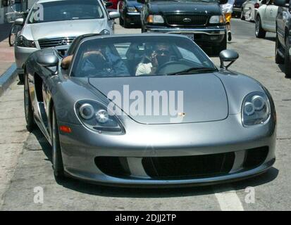 Exklusiv!! Der Platzanreizer wird von Fans gehetzt, die sich ein Bild vom Hip-Hop-Star machen wollen, der in seinem neuen Porsche Carrera GT aus dem Parkplatz zieht. Miami Beach, Florida. 05/30/06 Stockfoto