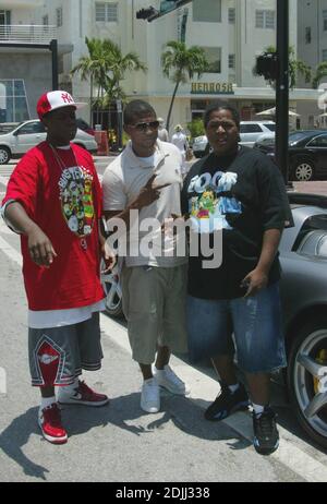 Exklusiv!! Der Platzanreizer wird von Fans gehetzt, die sich ein Bild vom Hip-Hop-Star machen wollen, der in seinem neuen Porsche Carrera GT aus dem Parkplatz zieht. Miami Beach, Florida. 05/30/06 Stockfoto