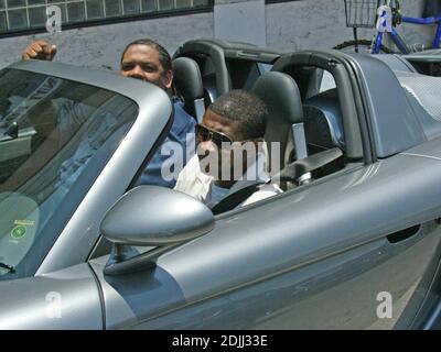 Exklusiv!! Der Platzanreizer wird von Fans gehetzt, die sich ein Bild vom Hip-Hop-Star machen wollen, der in seinem neuen Porsche Carrera GT aus dem Parkplatz zieht. Miami Beach, Florida. 05/30/06 Stockfoto