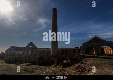 14. Dezember 2020: 14. Dezember 2020 (Nerja, Maro) in der Gegend von Nerja, Stadt Malaga ist die alte Fabrik von Zucker und Zucker Mühle verlassen.Es bestand aus der Fabrik von Zucker und anderen Alkohol. Es wurde auch von einer großen Gruppe von Industriegebäuden, einem Kamin mit zwei verflochenen Ziegelspiralen, der Brennerei, einem ovalen Pool gebildet Quelle: Lorenzo Carnero/ZUMA Wire/Alamy Live News Stockfoto