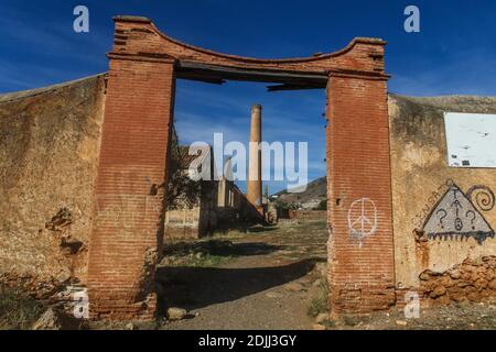 14. Dezember 2020: 14. Dezember 2020 (Nerja, Maro) in der Gegend von Nerja, Stadt Malaga ist die alte Fabrik von Zucker und Zucker Mühle verlassen.Es bestand aus der Fabrik von Zucker und anderen Alkohol. Es wurde auch von einer großen Gruppe von Industriegebäuden, einem Kamin mit zwei verflochenen Ziegelspiralen, der Brennerei, einem ovalen Pool gebildet Quelle: Lorenzo Carnero/ZUMA Wire/Alamy Live News Stockfoto