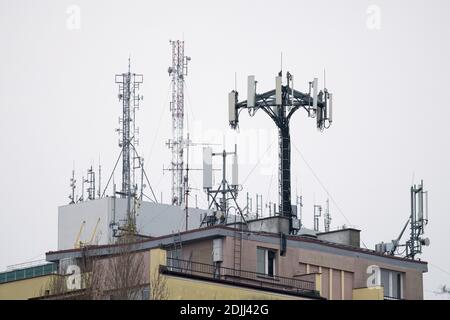 Kommunistische Ära Wohnhäuser mit Antennen auf der Spitze in Danzig, Polen. 2. Dezember 2020 © Wojciech Strozyk / Alamy Stock Photo *** Local Capti Stockfoto