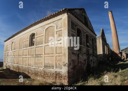 14. Dezember 2020: 14. Dezember 2020 (Nerja, Maro) in der Gegend von Nerja, Stadt Malaga ist die alte Fabrik von Zucker und Zucker Mühle verlassen.Es bestand aus der Fabrik von Zucker und anderen Alkohol. Es wurde auch von einer großen Gruppe von Industriegebäuden, einem Kamin mit zwei verflochenen Ziegelspiralen, der Brennerei, einem ovalen Pool gebildet Quelle: Lorenzo Carnero/ZUMA Wire/Alamy Live News Stockfoto