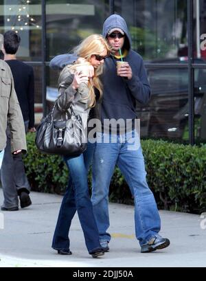 Anna Kournikova und Enrique Iglesias machen einen romantischen Spaziergang durch Los Angeles, ca. Anna kuschelte sich unter Enriques Arm, als sie gingen, in passenden Jeans und Sonnenbrille. 7/05 Stockfoto