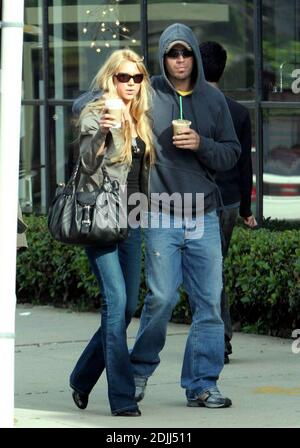 Anna Kournikova und Enrique Iglesias machen einen romantischen Spaziergang durch Los Angeles, ca. Anna kuschelte sich unter Enriques Arm, als sie gingen, in passenden Jeans und Sonnenbrille. 7/05 Stockfoto