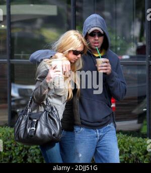 Anna Kournikova und Enrique Iglesias machen einen romantischen Spaziergang durch Los Angeles, ca. Anna kuschelte sich unter Enriques Arm, als sie gingen, in passenden Jeans und Sonnenbrille. 7/05 Stockfoto