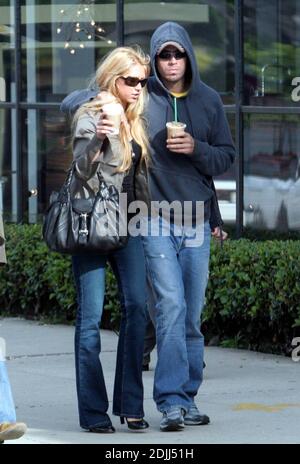 Anna Kournikova und Enrique Iglesias machen einen romantischen Spaziergang durch Los Angeles, ca. Anna kuschelte sich unter Enriques Arm, als sie gingen, in passenden Jeans und Sonnenbrille. 7/05 Stockfoto