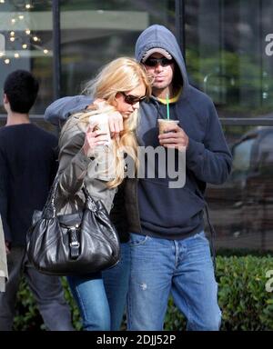 Anna Kournikova und Enrique Iglesias machen einen romantischen Spaziergang durch Los Angeles, ca. Anna kuschelte sich unter Enriques Arm, als sie gingen, in passenden Jeans und Sonnenbrille. 7/05 Stockfoto