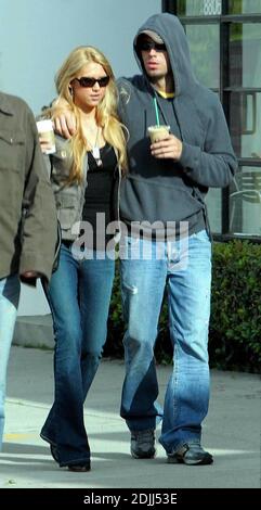 Anna Kournikova und Enrique Iglesias machen einen romantischen Spaziergang durch Los Angeles, ca. Anna kuschelte sich unter Enriques Arm, als sie gingen, in passenden Jeans und Sonnenbrille. 7/05 Stockfoto