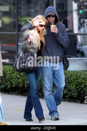 Anna Kournikova und Enrique Iglesias machen einen romantischen Spaziergang durch Los Angeles, ca. Anna kuschelte sich unter Enriques Arm, als sie gingen, in passenden Jeans und Sonnenbrille. 7/05 Stockfoto