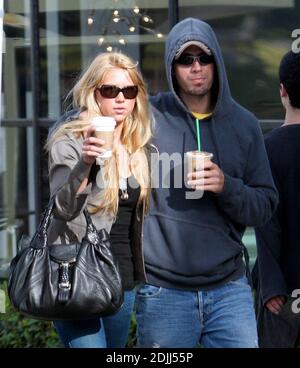 Anna Kournikova und Enrique Iglesias machen einen romantischen Spaziergang durch Los Angeles, ca. Anna kuschelte sich unter Enriques Arm, als sie gingen, in passenden Jeans und Sonnenbrille. 7/05 Stockfoto