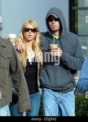 Anna Kournikova und Enrique Iglesias machen einen romantischen Spaziergang durch Los Angeles, ca. Anna kuschelte sich unter Enriques Arm, als sie gingen, in passenden Jeans und Sonnenbrille. 7/05 Stockfoto