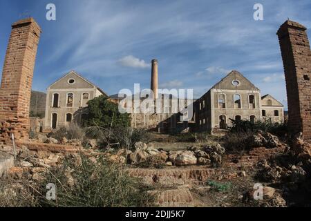 14. Dezember 2020: 14. Dezember 2020 (Nerja, Maro) in der Gegend von Nerja, Stadt Malaga ist die alte Fabrik von Zucker und Zucker Mühle verlassen.Es bestand aus der Fabrik von Zucker und anderen Alkohol. Es wurde auch von einer großen Gruppe von Industriegebäuden, einem Kamin mit zwei verflochenen Ziegelspiralen, der Brennerei, einem ovalen Pool gebildet Quelle: Lorenzo Carnero/ZUMA Wire/Alamy Live News Stockfoto