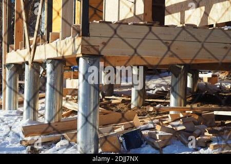 Ein Haus aus einem Balken auf Stelzen bauen. Stockfoto