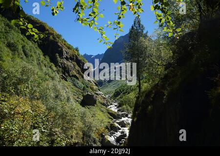 Berglandschaft. Teufelsmühle. Kaukasusgebirge in der Karatschai-Tscherkess Republik, Teberda Naturschutzgebiet, Russland. Stockfoto